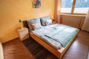 a large bed in a room with a window at Ferienwohnung Alpenblick in Navis