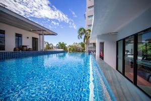 Bazén v ubytování Phavina Hotel Rayong SHA Extra Plus nebo v jeho okolí