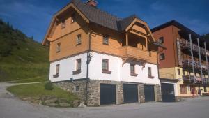Budova, kde se aparthotel nachází