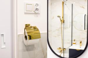 a bathroom with a shower and a mirror at Dwupokojowy Apartament 700 m od Szpital Prokocim in Kraków