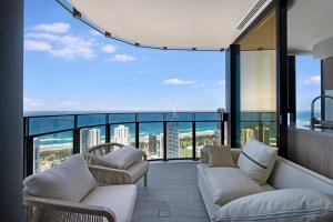 un soggiorno con divani e vista sull'oceano di Million dollar ocean view FREE Car park 3BR in Broadbeach, Australia a Gold Coast