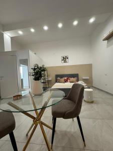 a living room with a glass table and a bed at B&b Sant'Anna in Ercolano