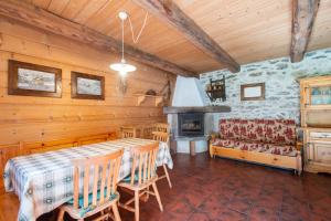 A seating area at Baita Tomaselli