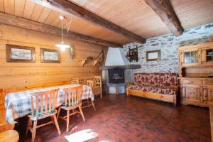 A seating area at Baita Tomaselli