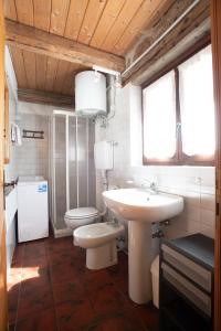 A bathroom at Baita Tomaselli