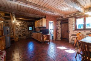 A television and/or entertainment centre at Baita Tomaselli