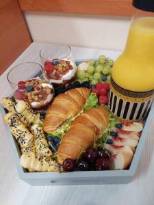 eine Lunchbox mit einem Tablett mit Essen und einem Getränk in der Unterkunft Zagroda Kopytkowo in Ropica Górna
