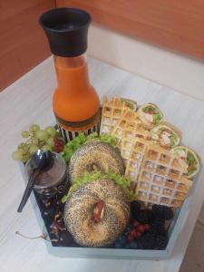 Ein Tablett mit Waffeln und Obst auf einem Tisch in der Unterkunft Zagroda Kopytkowo in Ropica Górna