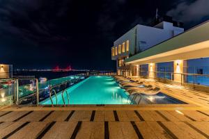 una piscina en la terraza de un crucero por la noche en Charmant Suites a Boutique Hotel Can Tho, en Can Tho
