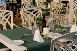 A restaurant or other place to eat at Hotel Araxa - Adults Only