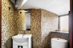 a bathroom with a sink and a toilet at Moinho das Esteveiras in A dos Cunhados