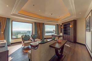 un soggiorno con un divano e un tavolo di Charmant Suites a Boutique Hotel Can Tho a Can Tho Altre 51 foto