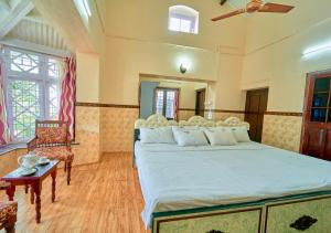 En eller flere senge i et værelse på Taj Mahal Vintage Bungalow Kodaikānāl By VOYE HOMES + 51 billeder