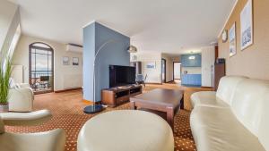 TV a/nebo společenská místnost v ubytování Continental, Sun & Snow