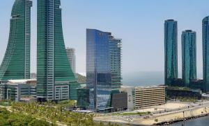 麦纳麦Conrad Bahrain Financial Harbour的城市中的一组高楼
