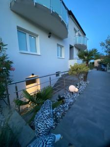 ビリセにあるVilla Andrejの通りから見た家の眺め