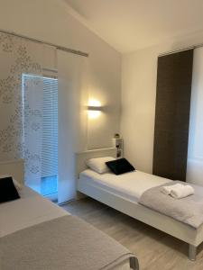 ビリセにあるVilla Andrejのベッド2台と窓のある寝室