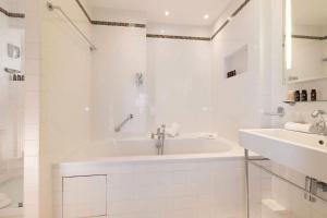 A bathroom at Hôtel Saint Pierre Még 37 kép