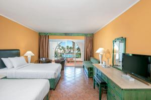 Televízia a/alebo spoločenská miestnosť v ubytovaní Arabia Azur Resort