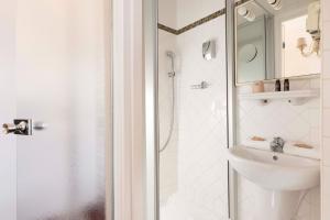A bathroom at Hôtel Saint Pierre
