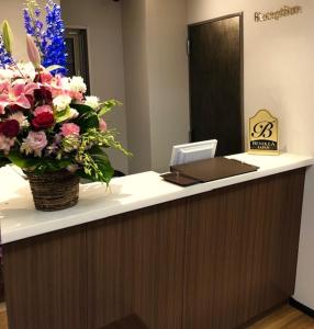 大阪市にあるベニキアカルトンホテル大阪道頓堀の花束付きフロントカウンター