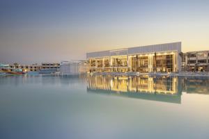 沙姆沙伊赫V Hotel Sharm El Shiekh的倒在水中的建筑