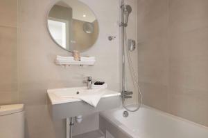 A bathroom at Hôtel Saint Pierre