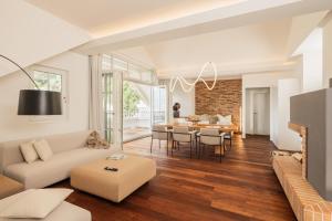 a living room with a couch and a table at das zellersee in Zell am See