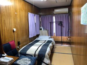 Postel nebo postele na pokoji v ubytování TSUKASA HOUSE English OK Kumano Kodo Experienced Lodge Within walking distance from station 無料駐車場あり