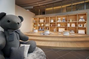 Příslušenství pro přípravu čaje a kávy v ubytování Shilla Stay Plus Iho Tewoo Ocean Front
