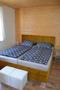Ένα ή περισσότερα κρεβάτια σε δωμάτιο στο Fürjes Apartmanházak