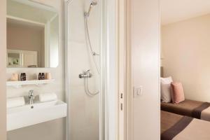 A bathroom at Hôtel Saint Pierre