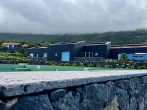 Companhia de BaixoCasas da Prainha D的建筑前的石墙