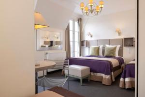 A bed or beds in a room at Hôtel Saint Pierre
