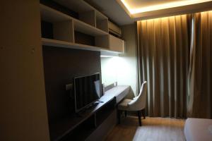 Postel nebo postele na pokoji v ubytování Avatar Suites Hotel - SHA Extra Plus