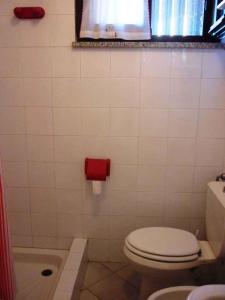 un baño con inodoro y bañera en Apartment Stintino - Insel Sardinien 23217, en Stintino 12 fotos más