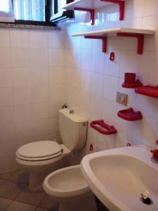 Un baño con un inodoro blanco y un lavabo. en Apartment Stintino - Insel Sardinien 23217, en Stintino