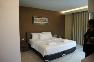 Postel nebo postele na pokoji v ubytování Avatar Suites Hotel - SHA Extra Plus