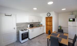 Kuchyň nebo kuchyňský kout v ubytování Park Apartman
