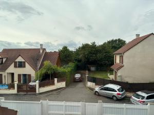 a group of houses with cars parked in a driveway at Chambre a louer a Chelles 20 minutes de Paris ou Disneyland RER E in Chelles