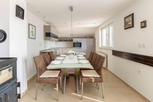 a kitchen and dining room with a table and chairs at Hiša Oder in Woditz