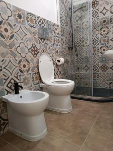 une salle de bain avec toilettes et douche dans l'établissement Adriatica 21 zona centrale, à Montalto di Castro