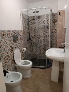 une salle de bains avec douche, toilettes et lavabo dans l'établissement Adriatica 21 zona centrale, à Montalto di Castro