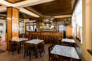 un comedor con mesas y un bar en Hotel Dryades en Elati Trikalon