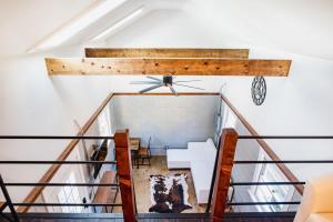 Palanda nebo palandy na pokoji v ubytování Olde Village Loft - Unique Park Circle Experience
