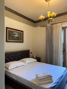 una camera da letto con un letto con asciugamani sopra di Sofra Resort a Durrës Altre 55 foto