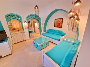 Posezení v ubytování Luxury Nubian Style 1-Bedroom in The Heart of El Gouna