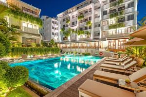 een afbeelding van een zwembad in een hotel bij The Saga Hotel Hoi An in Hội An