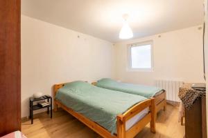 a bedroom with two beds and a window at Appartement "L'orée des trois frontières" in Allondrelle-la-Malmaison
