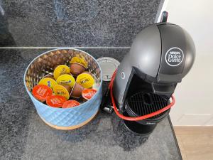 Un exprimidor negro está enchufado a una canasta de huevos. en Appart de Manuela, en Saint-Malo